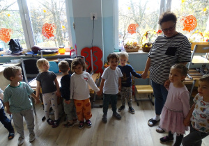 Dzieci tańczą w kole