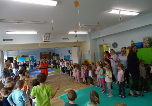 Wszyskie dzieci tańczą w dużej sali