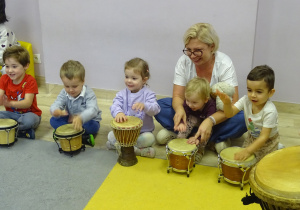 Maluszki uczą się grać na bębnach