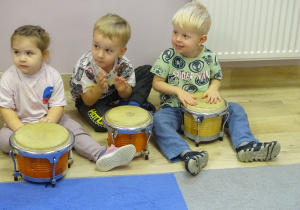 Maluszki grają na małych bębnach