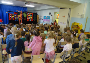 Dzieci oglądają przedstawienie