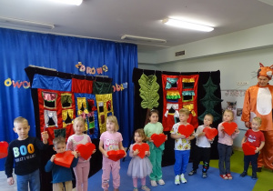 Dzieci na scenie z rekwizytami w ręce