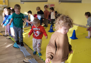 Dzieci na torze przeszkód.