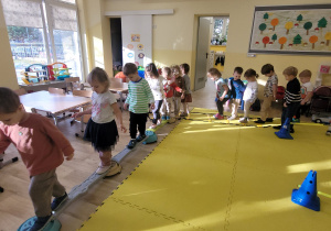 Dzieci na torze przeszkód.