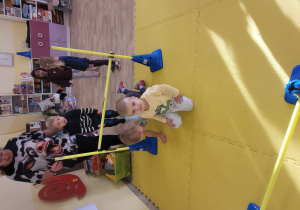 Dzieci na torze przeszkód.