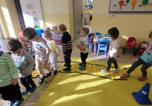 Dzieci na torze przeszkód.