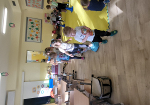 Dzieci na torze przeszkód.