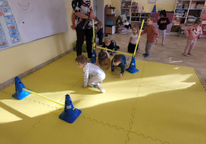 Dzieci na torze przeszkód.