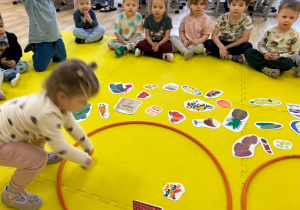 Dzieci podczas zajęć pt. Co lubią nasze brzuszki?