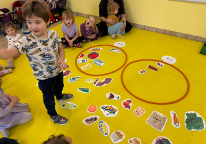 Dzieci podczas zajęć pt. Co lubią nasze brzuszki?