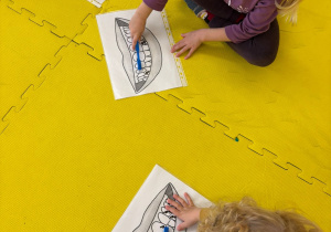 Dzieci myją zęby podczas zajęć o higienie osobistej.