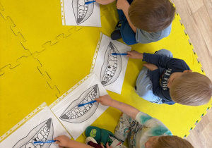 Dzieci myją zęby podczas zajęć o higienie osobistej.