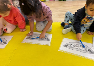 Dzieci myją zęby podczas zajęć o higienie osobistej.