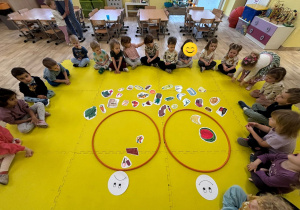 Dzieci podczas zajęć pt. Co lubią nasze brzuszki?