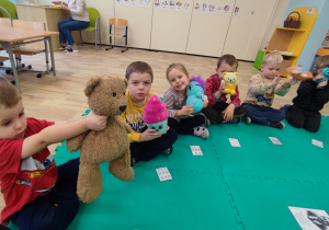 Dzieci z grupy Bratki podczas obchodów Dnia Pluszowego Misia.