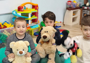 Dzieci z grupy Bratki podczas obchodów Dnia Pluszowego Misia.