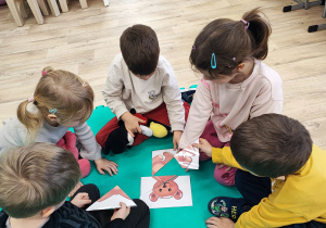 Dzieci z grupy Bratki podczas obchodów Dnia Pluszowego Misia.