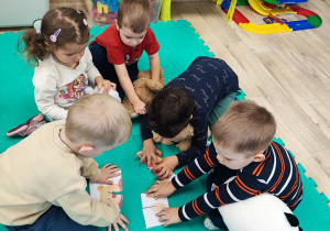 Dzieci z grupy Bratki podczas obchodów Dnia Pluszowego Misia.