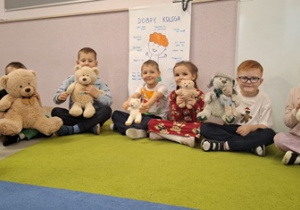Chłopcy i dziewczynki z grupy Chabry świętują Dzień Pluszowego Misia.