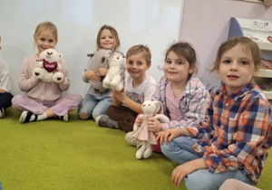Dzieci z grupy Chabry opowiadają historię swoich misiów.
