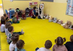 Dzieci z grupy Stokrotki podczas obchodów Dnia Pluszowego Misia.