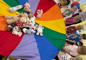 Dzieci z grupy Stokrotki podczas obchodów Dnia Pluszowego Misia.