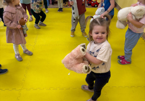 Dzieci z grupy Stokrotki podczas obchodów Dnia Pluszowego Misia.