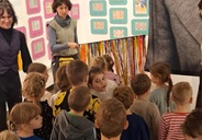 Dzieci z grupy Chabry przechodzą przez magiczne drzwi