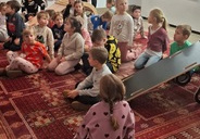 Dzieci z grupy Chabry zapoznają się z historią karykatury