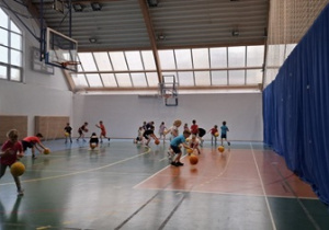 Dzieci z grupy Chabry podejmuja, pierwsze próby kozłowania piłką