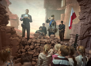 Maki na wycieczce w Muzeum Wojska Polskiego