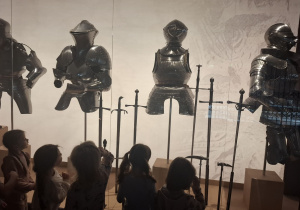 Dzieci z grupy Maki oglądają zbroje rycerskie