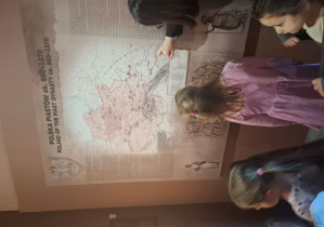 Opiekun tłumaczy dziewczynce mapę