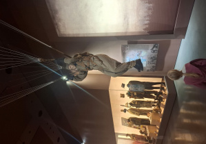 Dziewczynka ogląda spadochroniarza