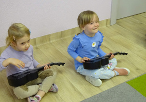 Dzieci grające na ukulele.