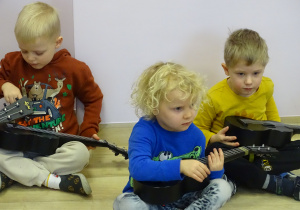 Dzieci grające na ukulele.