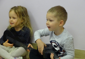 Dzieci grające na ukulele.