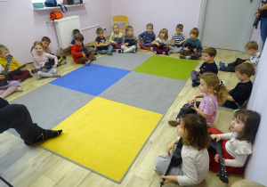 Dzieci podczas zajęć z gry na ukulele.