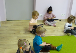 Pierwsze warsztaty gry na ukulele w najmłodszej grupie.