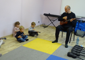 Pierwsze warsztaty gry na ukulele w najmłodszej grupie.