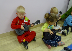 Pierwsze warsztaty gry na ukulele w najmłodszej grupie.
