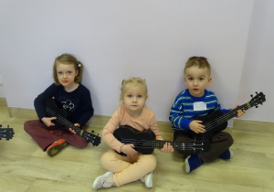 Pierwsze warsztaty gry na ukulele w najmłodszej grupie.