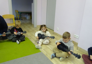Pierwsze warsztaty gry na ukulele w najmłodszej grupie.