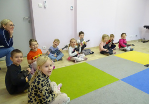Dzieci grające na ukulele.
