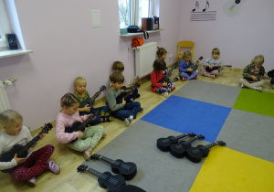Dzieci grające na ukulele.