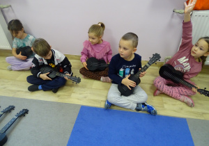 Dzieci grające na ukulele.
