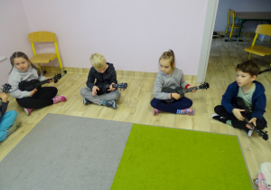 Dzieci grające na ukulele.