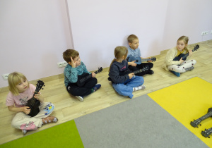 Dzieci grające na ukulele.