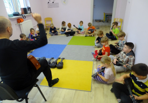 Dzieci grające na ukulele.