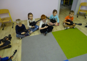 Dzieci grające na ukulele.